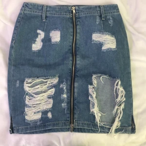 Sliten kjol - Kjol med slitningar från HM. Mycket fint skick. Strl 40. 50kr