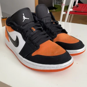 Jordan 1 Low shattered backboard - Jag säljer dessa jordans för de har blivit för små. De är lite smutsiga på insidan men inget annat, storlek US 10,5. Original låda följer ej med