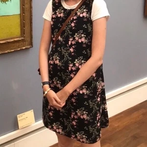 Klänning/tunika  - Jättefin klänning som även kan användas som en tunika med ett par tights/byxor till. Den är inköpt i Tyskland och säljes pga för kort för mig. Storlek S men passar även XS. Korsband på ryggen. 