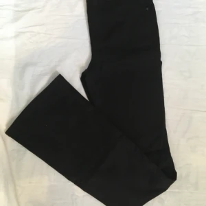 Svarta utsvängda jeans helt nya 100kr - Ett par helt svarta utsvängda jeans för 100kr helt nya 