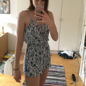 Blommig jumpsuit  - En blommig jumpsuit i storlek 38 från hm.  Passar bra på sommaren och har en fin passform. Frakt tillkommer🥰