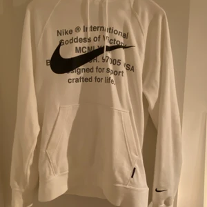 Nike hoodie  - Säljer min Nike hoodie då den tyvärr inte känns helt rätt, använd max 3 gånger så otroligt fint skick. Köpt för 850kr om jag inte minns helt fel men hittar den inte på nätet då den verkar slutsåld. Fina detaljer både på luvan och armen samt ett nikemärke på ryggen straxt under luvan men får tyvärr inte med fler bilder. Skickar givetvis privat vid intresse. Säljer för 500kr💝