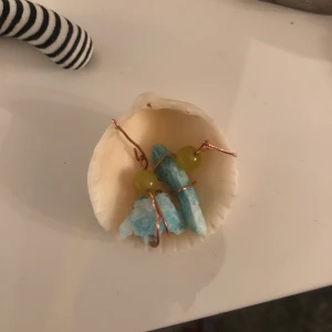 Jade-och Amazonitörhängen⚜️ - Säljer egengjorda örhängen! Dessa är gjorda av koppar, jade och amazonit. Jade ger positiva vibes och boostar relationer, och amazonit ökad insikt hos sig själv och andra. Hör av er vid intresse eller frågor! ☮️