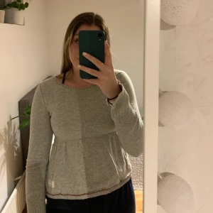 Stickad från odd molly  - Superfin stickad tröja från Odd Molly i storlek 1, superfin med knappar i ryggen och en kort slit vid handlederna. Den har aldrig sålts i butik och finns enbart denna då en släkting till mig var designer där, så den är verkligen unik😍 köparen står för frakt💕