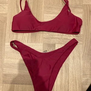 Vinröd bikini - Jättefin vinröd bikini i stl S men skulle säga att den passar xs-s💓 Aldrig använd , Buda från 90 kr