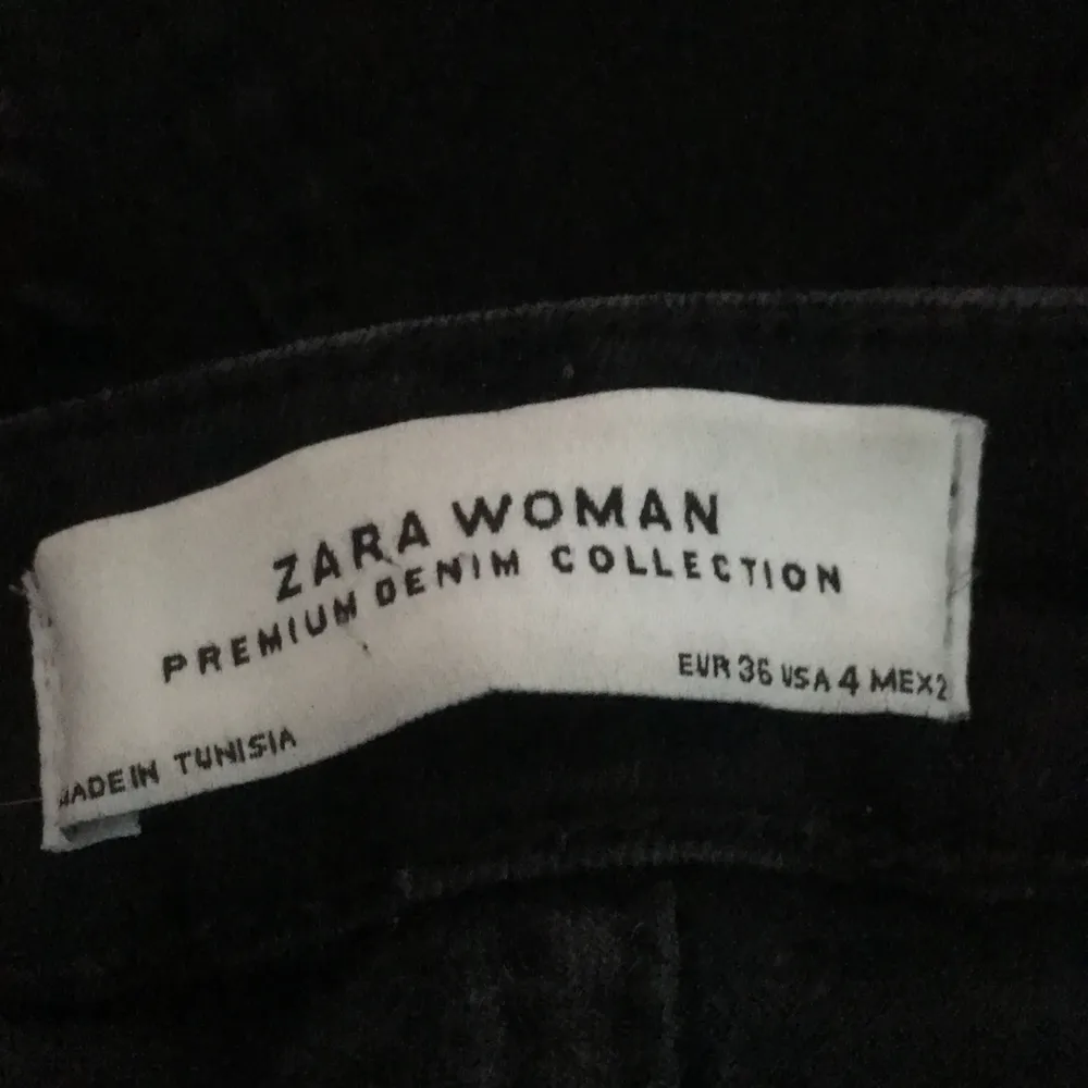 jättesnygga bootcut jeans från zara!🖤 Jag är 173 och dom sitter perfekt i längden på mig, frakt på 66kr tillkommer, skriv privat för frågor eller fler bilder 🖤 KOLLA GÄRNA IN MINA ANDRA ANNONSER 🖤. Jeans & Byxor.