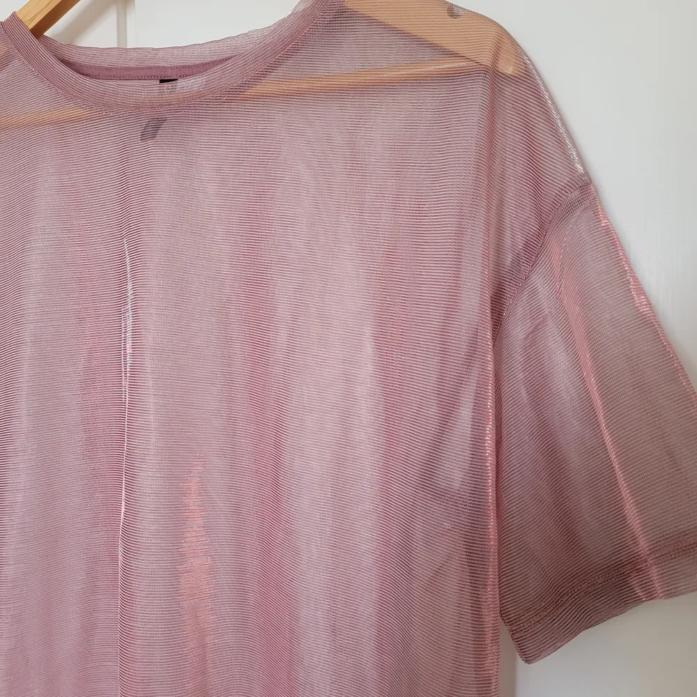 En tröja i mesh. Köpt sommaren 2019, använt max 2 gånger. Den är oversize så passar perfekt till cykelbyxor på sommaren 🌞. T-shirts.