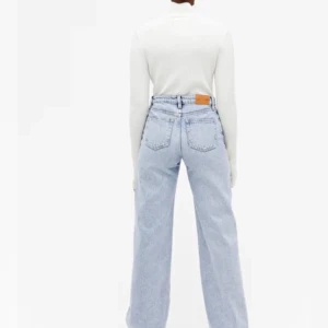 Jeans  - Ett par vida ljusblåa jeans ifrån monki som jag köpte för 400kr men säljer för 130kr och frakten ligger på 60kr. Jag är 167 och de är bra i längden på mig. Använda några gånger men de är som nya. 