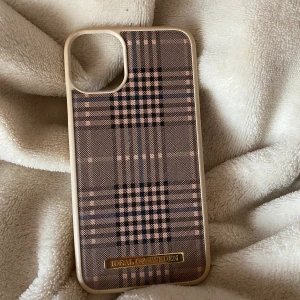 Ideal of Sweden mobilskal - Ett mobilskal från ideal of Sweden som passar iPhone 11! Köpt för 399kr, har lite defekter på märket och en liten spricka i högra hörnet men annars bra skick! 70kr +24kr frakt🤎