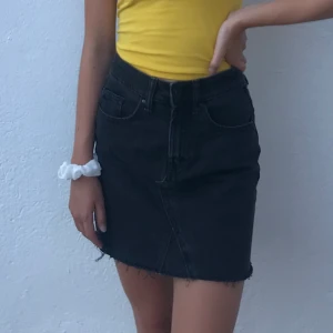 Urtvättad svart jeanskjol - Säljer en av mina favoritkjolar då den är för liten :( svart urtvättad i storlek 32. 50kr + frakt, Samfraktar gärna!