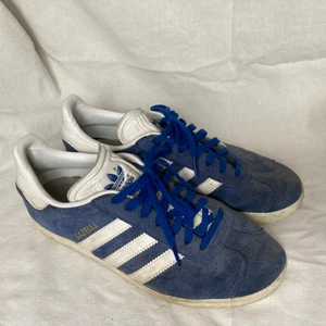 Blåa adidas gazelle - Använda, glada sneakers!