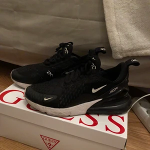 Nike 270 dam  - Jag säljer dessa fina sneakers Nike 270 är modellen, köpta från footlocker, knappt använda. Kan både mötas och frakta! Storlek 36