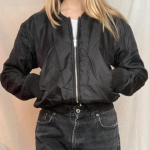 Bomberjacka - vändbar Svart/Marmor - Svart bomberjacka med möjlighet att vända ut och in på den för att få en pärlemor-marmorering. I fint skick, väntar på en ny glad ägare! :)