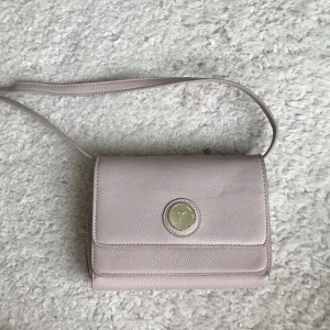 Don Donna väska - Jättefin väska från Don Donna. Beige färg med gulddetalj. Väldigt rymlig och bra storlek. Säljes för 150 kr. Kan fraktas eller mötas upp i centrala Göteborg.