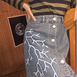 En underbar kjol med ⚡️blixtrande⚡️ motiv - Kjolen är i storlek S med måtten 75cm runt midjan och 45cm längden. Den är målad med ✨textil färg✨ blandad med ✨akryl färg.✨