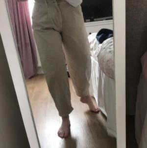 Baggy jeans  - Ett par baggy jeans köpta på Zara! De är i storlek 34, men för små för mig som vanligt vis bär 36. Jag är 167 och skulle säga att de är lite korta för mig för att sitta perfekt! Skicka gärna om ni undrar något!💕