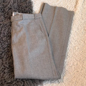 Ljusgråa kostymbyxor  - Köpt second hand, men var tyvärr för små för mig. De är insydda i midjan av personen som ägde den innan