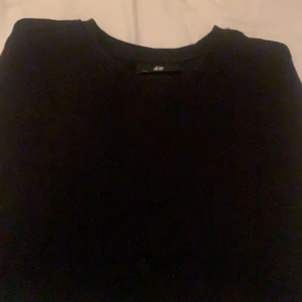 Vanlig svart sweatshirt köpt från h&m i storlek xs men passar även m! . Tröjor & Koftor.