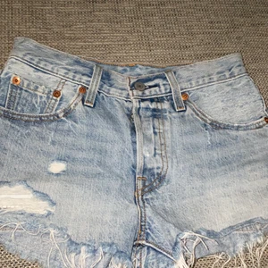 Levis 501 Jeansshorts  - Säljer mina supersnygga knappt använda jeansshorts från levis🥰  då det har blivit alldeles för små för mig. Köparen står för frakt 📦 