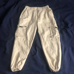 Byxor, storlek L - Byxor från Pull&Bear, använda ungefär 5 gånger. De passar perfekt på mig som är 160 cm.