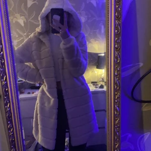 Pälsjacka  - Säljer min superfina beiga pälsjacka, ganska liten i storleken så passar från xs-M beroende på hur man vill att den ska sitta, jackan är i M och passar fint på mig som brukar ha xs-s, super fin luva PRIS KAN DISKUTERAS