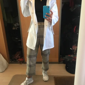 Rutiga byxor - Säljer dessa rutiga byxor. Lite korta i min smak (jag är 172cm ish). Både soft och stil 😉