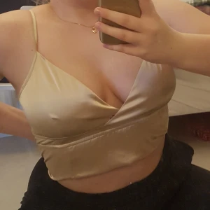 Guld topp - Var från början en klänning som jag klippte. Är tretch runt och skysterbar i banden så kan passa mellan S-L. Köpt för 175kr och är jättefin. 