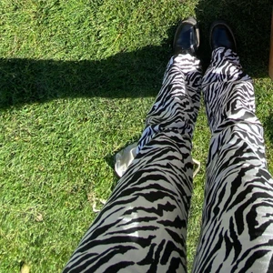 Zebramönstradebyxor  - snygga och trendiga byxor i bekvämt material från Motel Rocks. Buda i kommentarerna!🥰