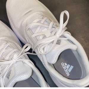 Adidas Skor - Helt oanvända Adidas skor i stl 36,5💘