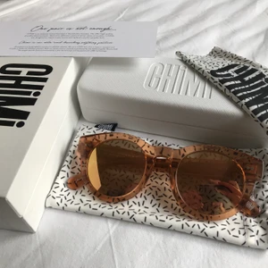 Chimi Eyewear Solglasögon - Säljer mina helt oanvända Chimi Eyewear solglasögon. Modell: #003. Färg: Peach Mirror. Medkommer fodral, putsduk, tygfodral och låda. Köpta för 999 kr. Säljer nu för 349 kr. ➡️OBS! Nu sänkt pris till 299 k⬅️