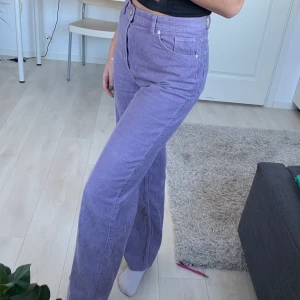 Lila manchester byxor  - Lila manchester byxor från monki. Super fint skick! Skriv för fler bilder❤️