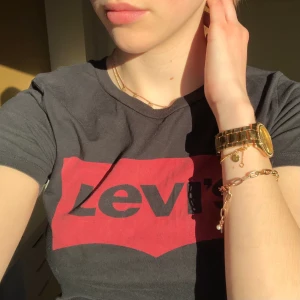 Levis tröja - Säljer en svart Levis tröja med rött levis tryck, använd fåtal gånger! Storlek XS. Skicka privat vid intresse 💋