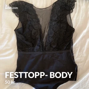 Festtopp - Festtop från Pieces. Bodyn är string så de blir inga fula linjer!! 💕