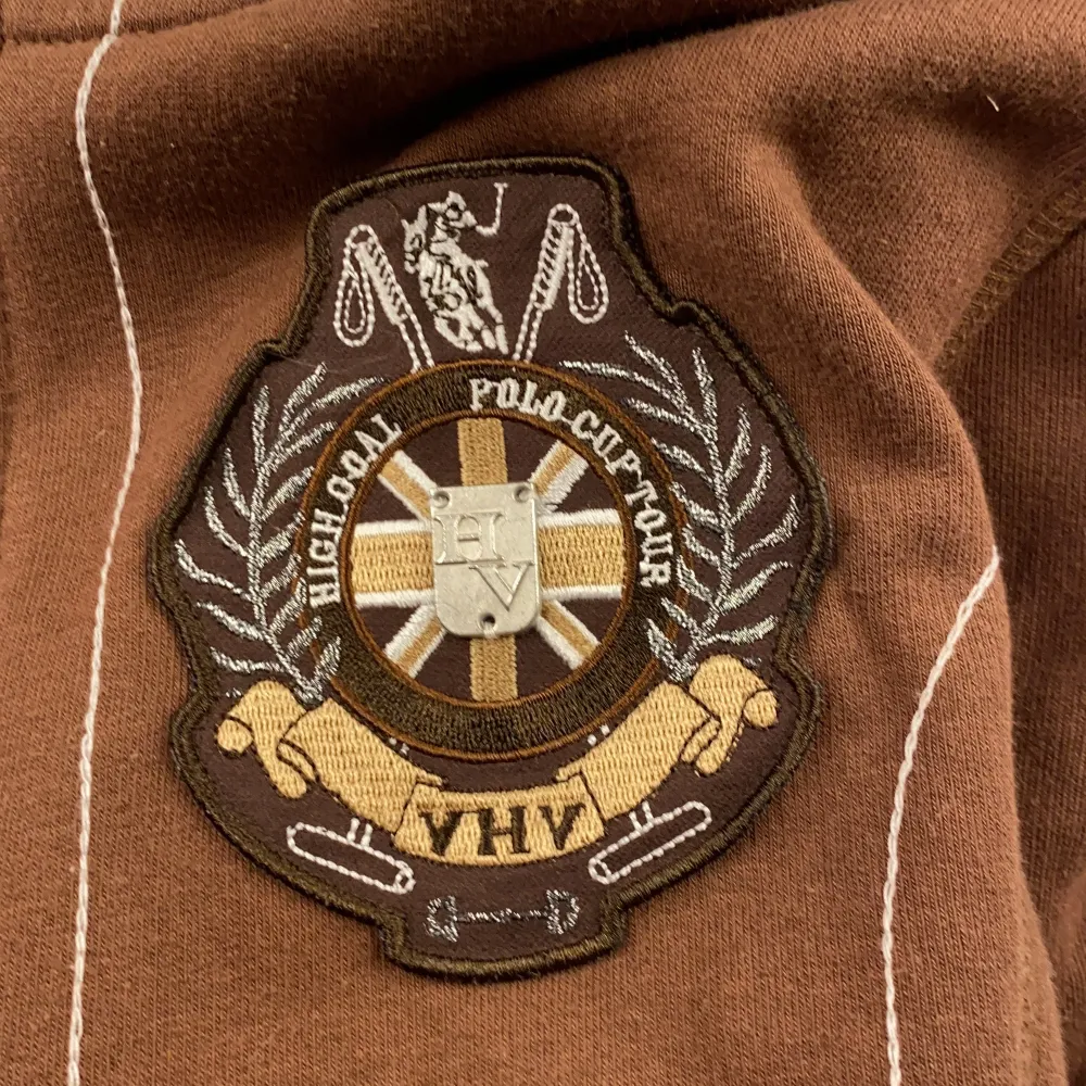 En brun HV POLO tröja med detaljer. Använd men i bra skick.. Hoodies.