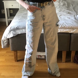 Bershka denim Wide Leg stl 36 UV-react  - Säljer mina absoluta favvojeans vars text blir lila när solen lyser på dem!!☀️☀️ de är lite långa i benen (är 167 cm) så de är knappt använda!! 