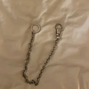 Byxkedja - Silvrig kedja till byxor. Köparen står för frakt 