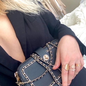 Väska i perfekt skick! Två fack  - Såå snygg väska med guldkedja 🌹 ringar: 30kr/st - väska: 57 kr frakt. 