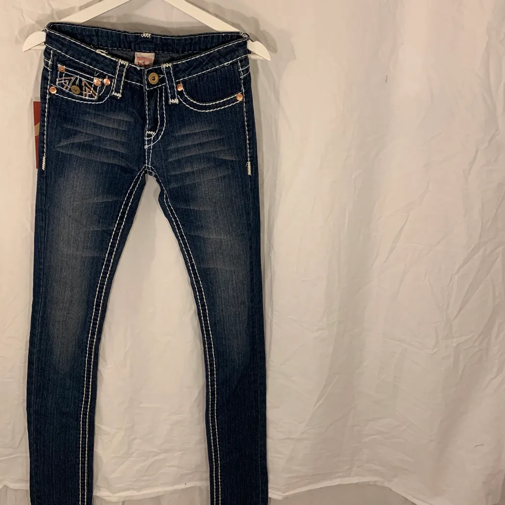 Jeans från True Religion som tyvärr inte passar mig! Perfekt skick, nya med tags kvar!!. Jeans & Byxor.