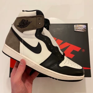 Air Jordan 1 high ”mocha” - DS / Brand new. 42 x2, 42,5, 43 x2 och 44