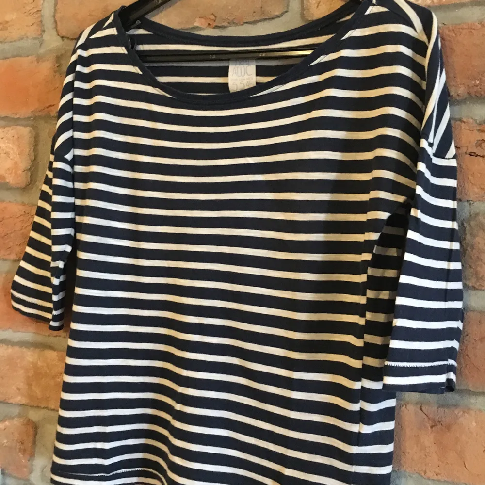 ZARA cotton striped blue shirt.  Sleeves 3/4 Had a small hole which was stitched. Size S  Pick up available in Kungsholmen  Please check out my other items! :) . Skjortor.