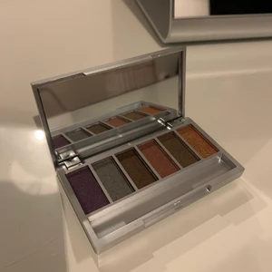 Oanvänd ögonskuggspalett  - En oanvänd ögonskuggspalett som inte kommer till användning. Jättefina färger, den är lite mindre så perfekt att ha med i väskan. Spegel i hela locket. 