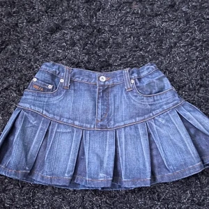 Kjol - Säljer denna så söta kjol från Plick, den är tyvärr stor på mig så skulle gissa att den passar nån med S ksk M. Säljer för 100kr + 22kr frakt.