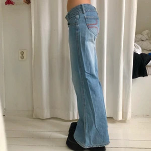Jeans  - Lågmidjade utsvängda jeans🥰 passar mig som är 160 cm✨