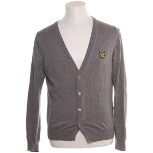 Vintage Lyee and Scott - En grå lyee and scott cardigan, den passar allt från XS-XL men är i storlek M/L , jätte bra skick och vill bli av med den så fort som möjligt, så buda gärna:) PS. den är som i första bilden, egna bilder kan skickas