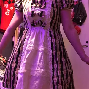 Floral Cameo Wallpaper bodyline - Bodyline klänning i ”Floral Cameo Wallpaper” print. Storlek S/M, rosetter och lace kräver en strykning men annars nyskick!