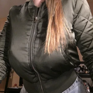 Grön Kofta  - Endast använd några gånger. Storlek 40 Divided