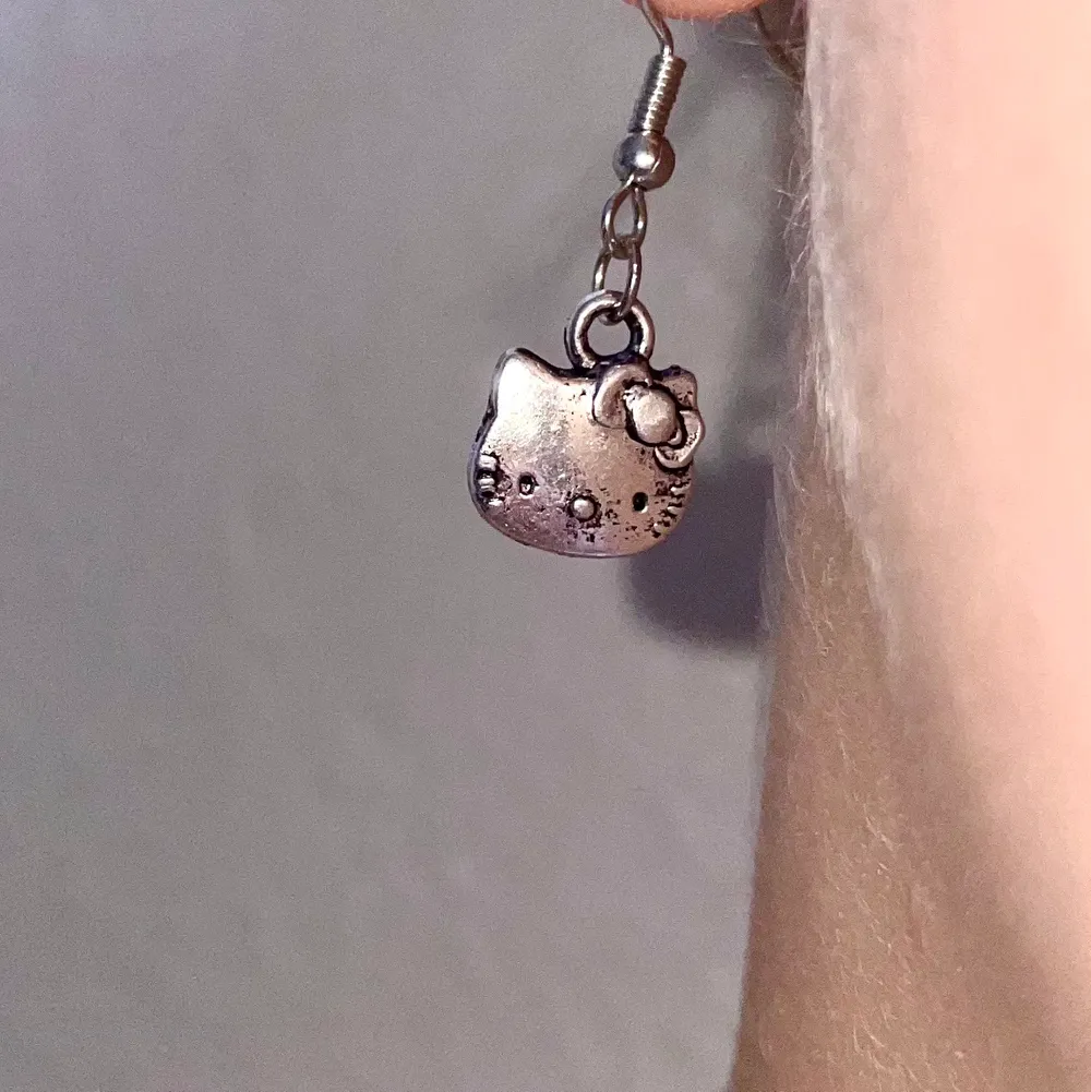 ’Hello Kitty’ Örhängen - 39kr  Fraktkostnad 19kr  Finns möjlighet att mötas upp i centrala Stockholm efter överenskommelse. - därav ingen fraktavgift.  . Accessoarer.