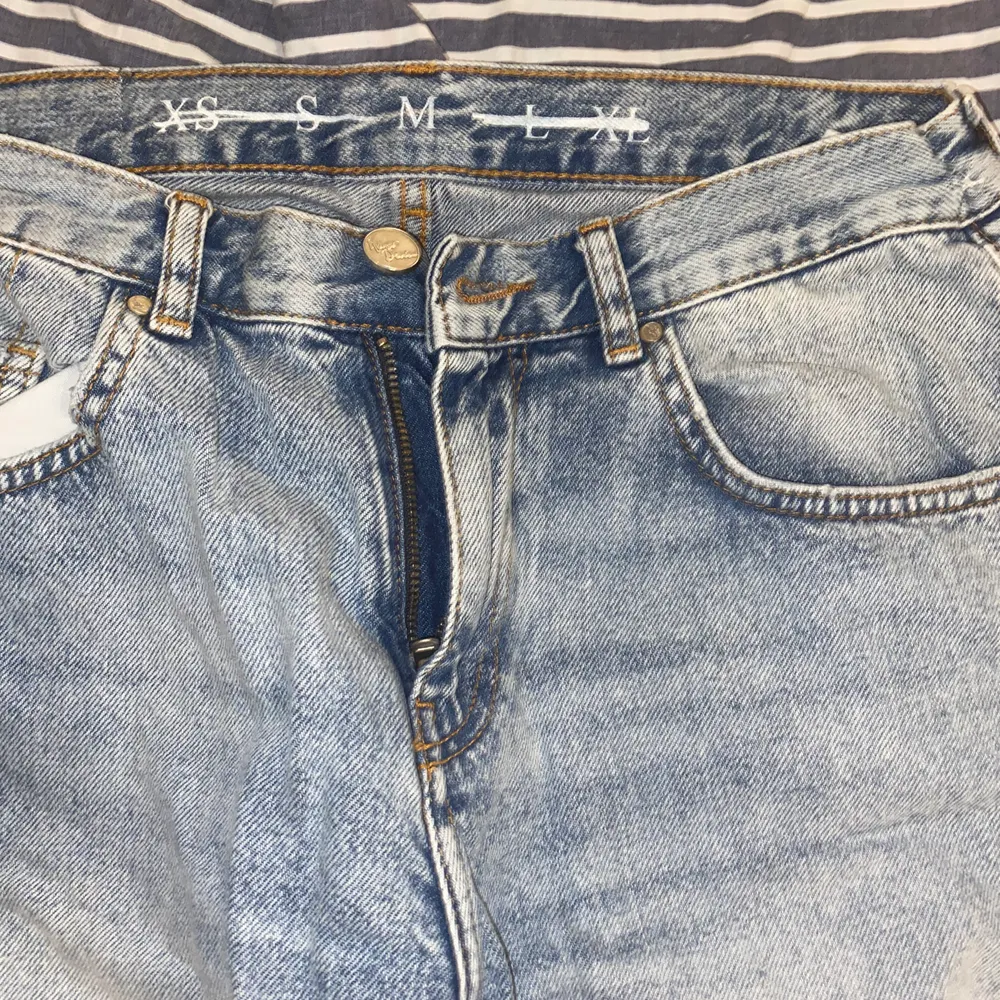 Jeans med hål i från Bik Bok i storlek M. Aldrig använda därför bra skick. 140kr + frakt, köpt för 600kr. Jeans & Byxor.