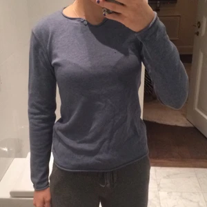 Zadig tröja - Säljer denna blå zadig finsticlade tröja, men en fjäril på ryggen. Den är i väldigt gott skick