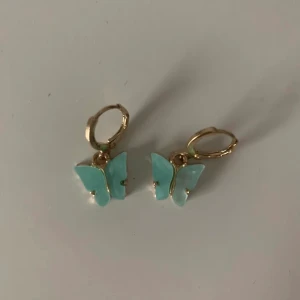 Örhängen - Turkosa fjärilsörhängen, kontakta vid frågor! gratis frakt 🤍